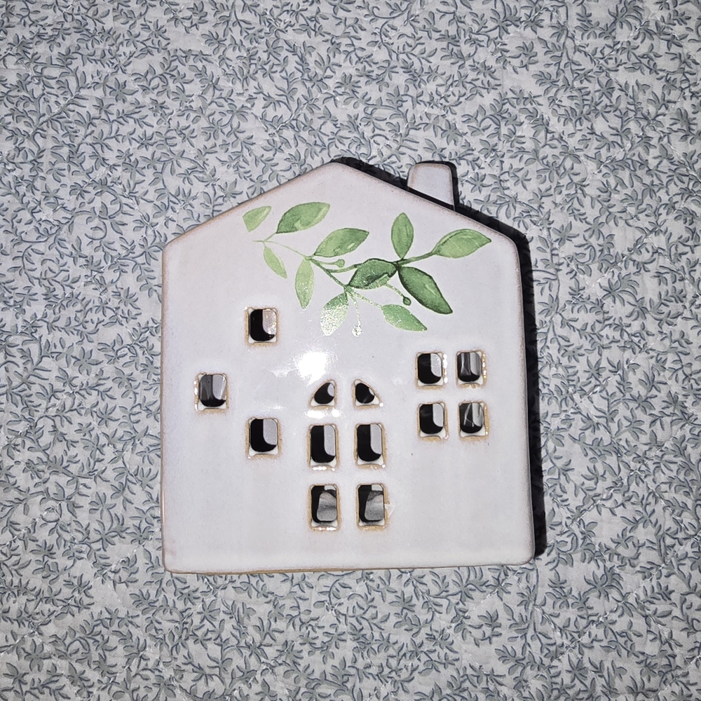 Ashland Ceramic House Decor with Green Leaf Design